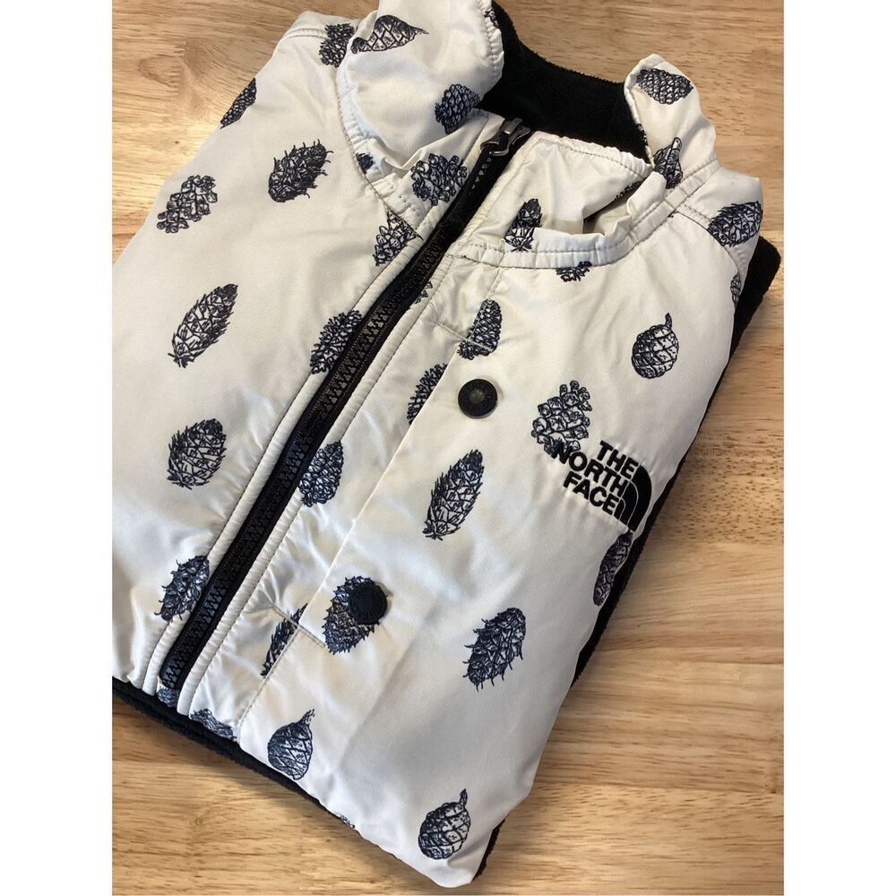 EUC‎ Ladies The North Face 1/2 Zip Fleece Pullover with Pine cones -Small